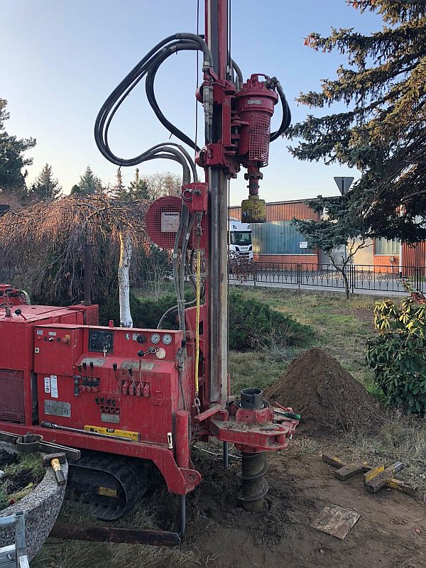Bohrgerät von MML Erdbohr im Einsatz auf einem Grundstück